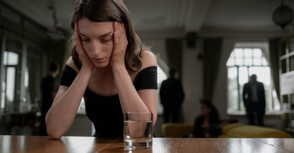 ボードゲームで負けてしまい不機嫌になる子ども。親がフォローしている和やかな場面