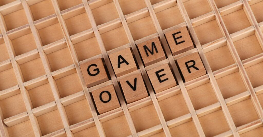 ウボンゴを使って図形パズルに挑戦する家族。集中力と達成感が得られる知育系ボードゲーム。