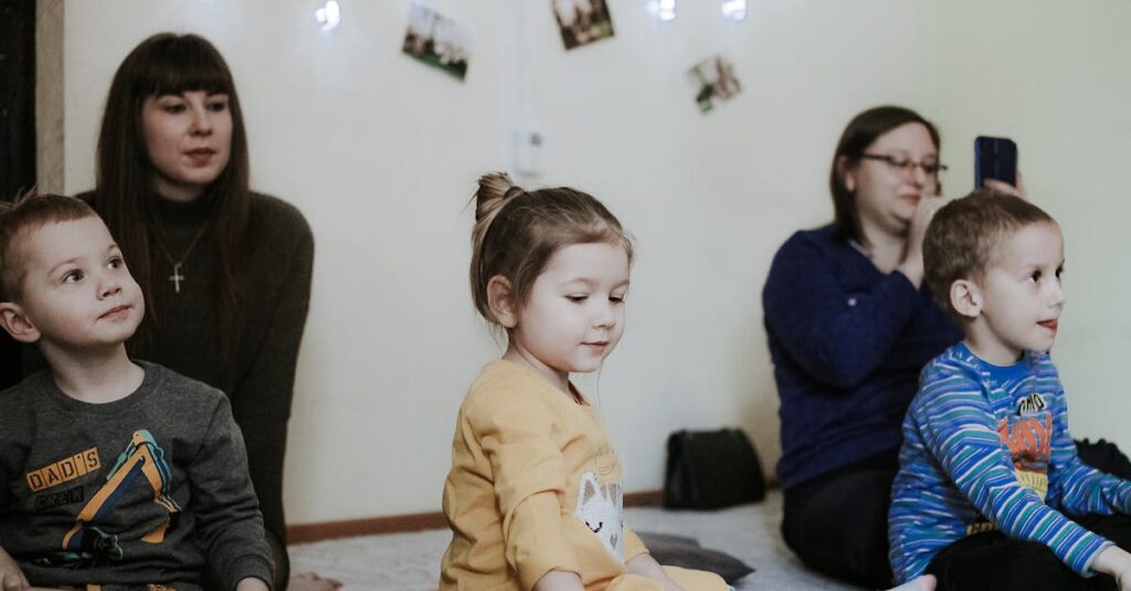 幼児向けのボードゲームを家族で楽しむ様子。カラフルなカードと笑顔あふれる子どもの表情が特徴