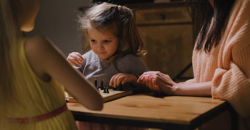 小学生の子どもたちが家族と一緒に遊ぶボードゲームを選んでいる様子