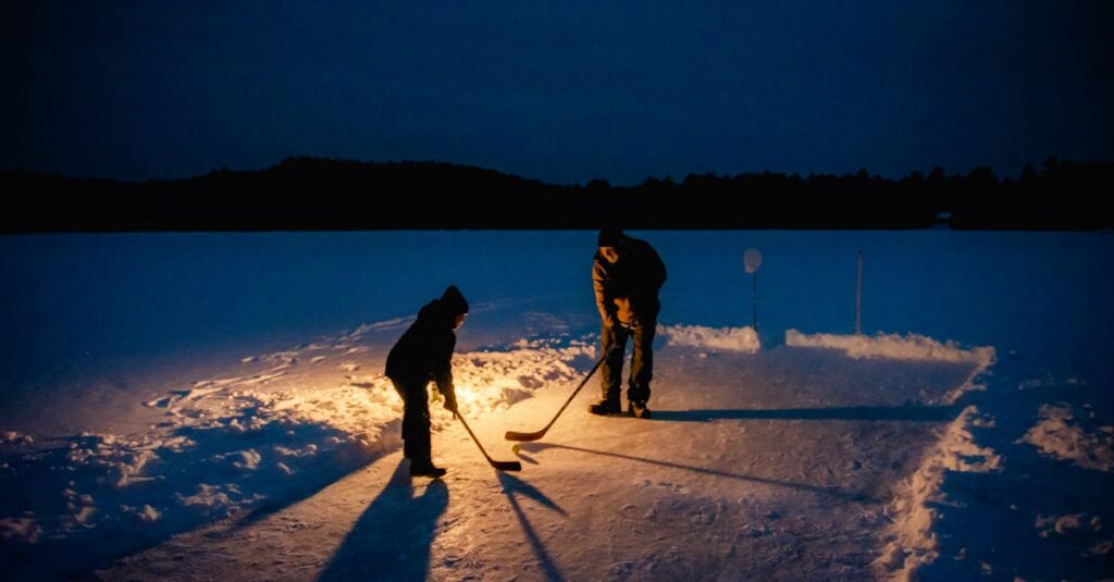 夜のリラックスタイムに家族が協力型ボードゲームを楽しむ様子。温かい照明と穏やかな会話が心地よい雰囲気を演出