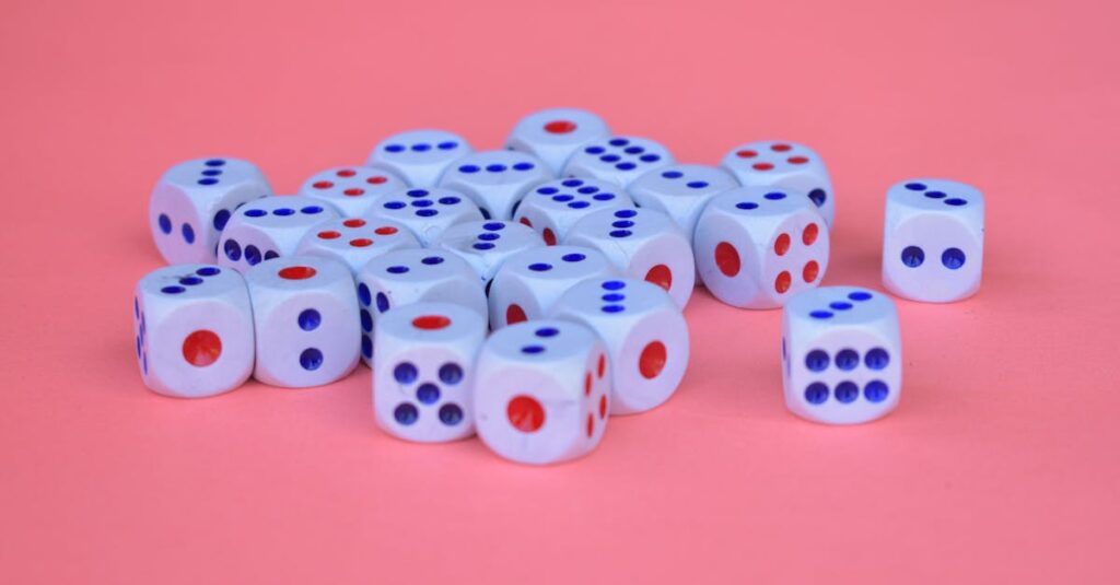 友人や家族とボードゲームを囲んで楽しんでいるシーン。ジャンルごとの多様なボードゲームが並ぶテーブル。