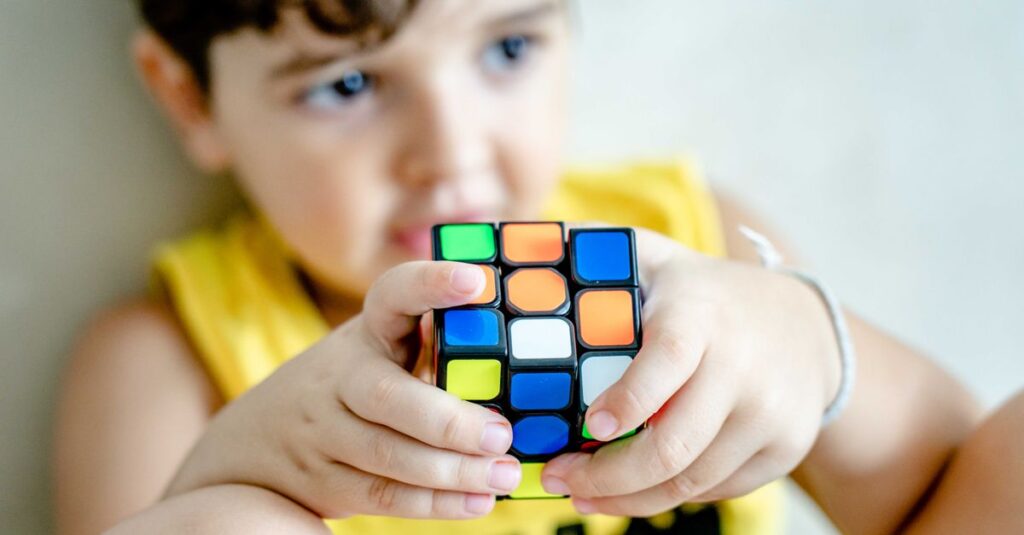 ボードゲームを通じて論理的思考や語彙力を育む子どもたち。遊びながら学べる知的な時間。