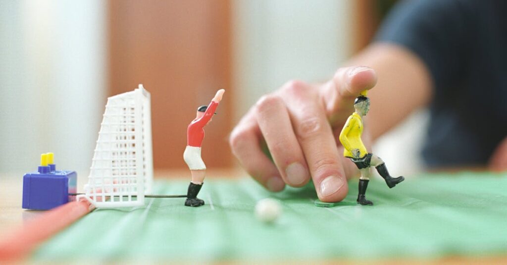 学年別に異なる知育ボードゲームを楽しむ小学生