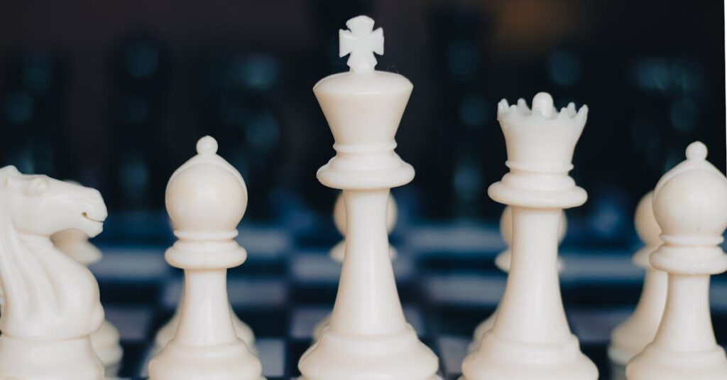 小学生高学年の子どもたちが戦略的なボードゲームに挑戦している場面。集中した表情が印象的