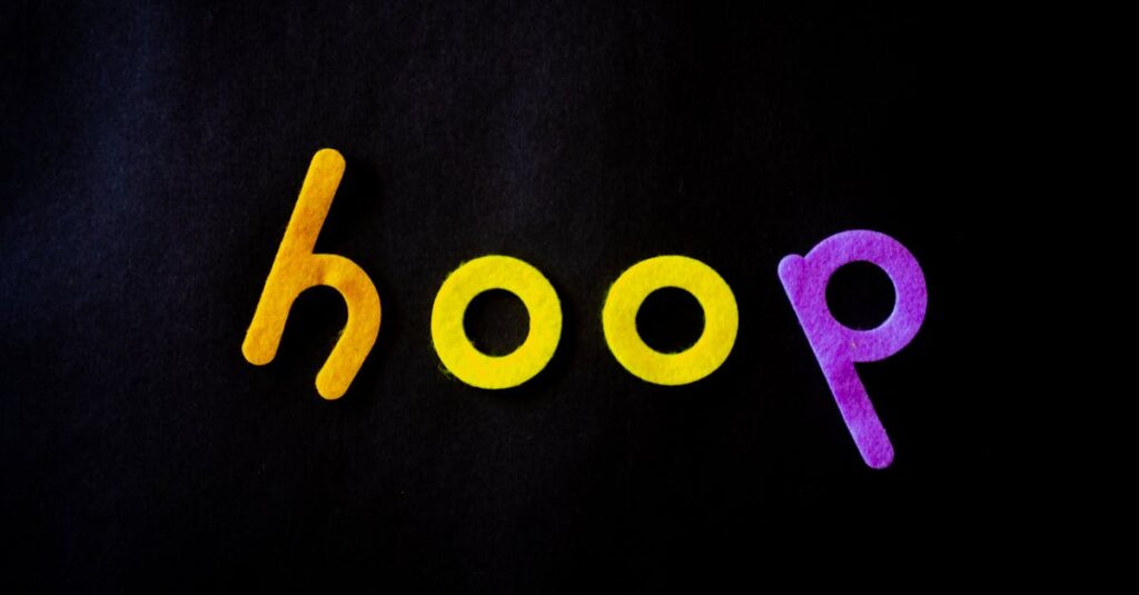 家族がボードゲームを遊ぶ際に独自ルールを加え、盛り上がって楽しんでいる様子。