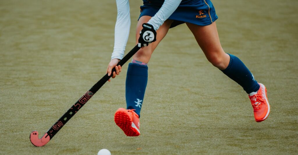 家族でスティッキーゲームを楽しむ様子。子どもが真剣な表情で棒を抜き、他の家族が見守る、緊張と笑いが交錯する瞬間。