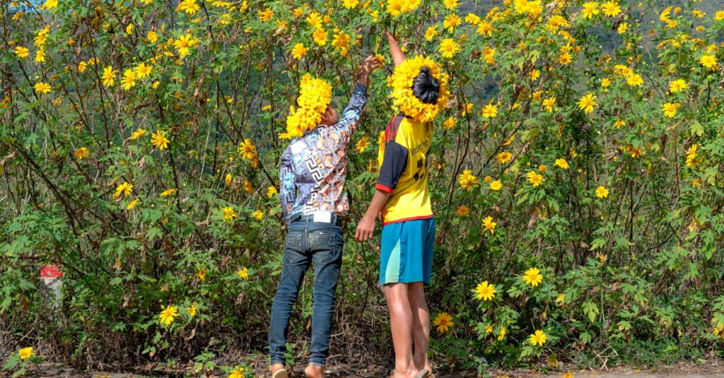 知育におすすめのボードゲームが15種類並べられている様子。子どもと親がゲームを選んでいるシーン。