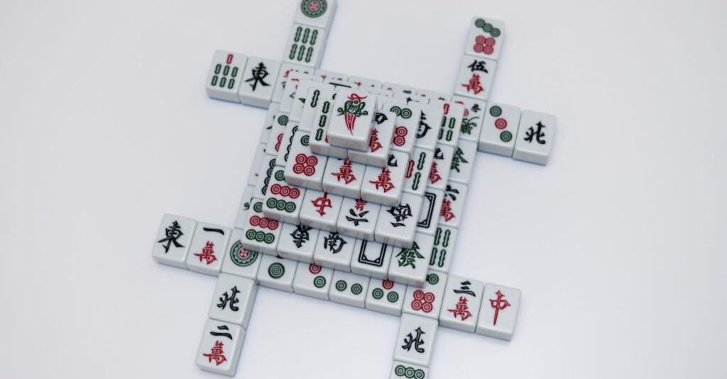 サイコロやルーレットなど運要素で盛り上がるボードゲームを楽しむ家族