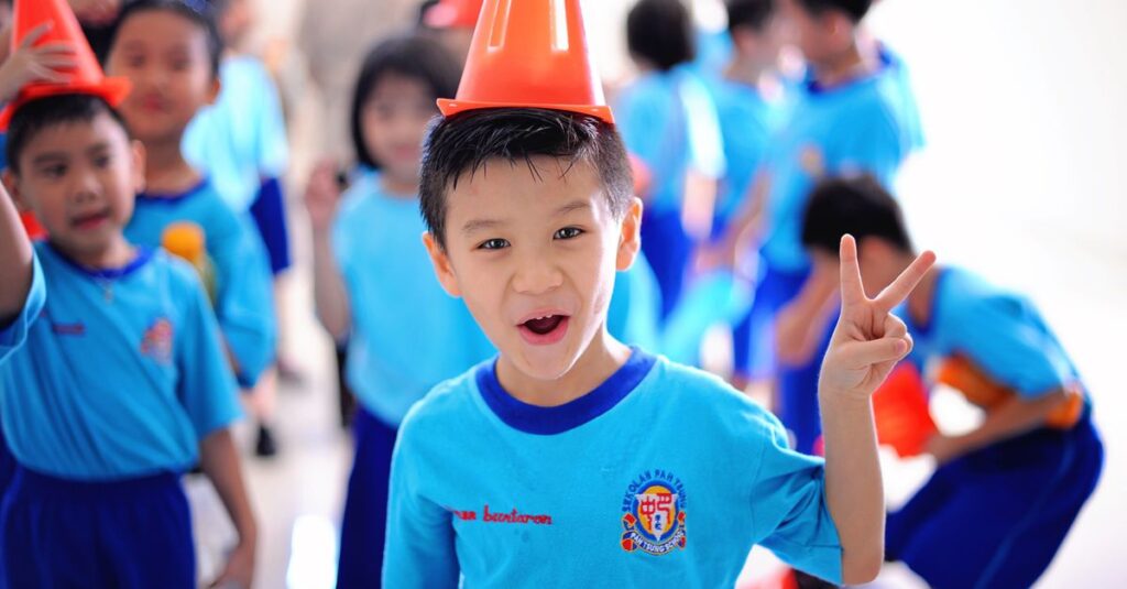 小学生低学年向けの教育的なボードゲームで遊ぶ兄弟。楽しみながら考える力を育む様子