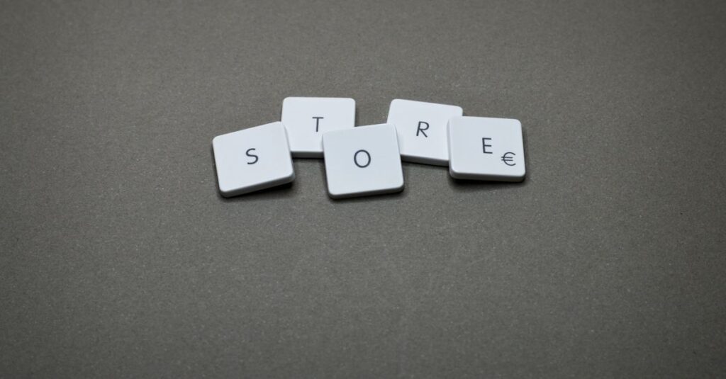 オンラインショップや店舗でボードゲームを選ぶ家族