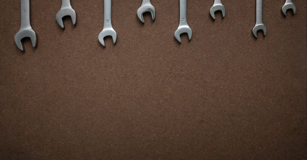 ボードゲームを選ぶ際、家族の年齢や人数を確認している様子。ゲームパッケージの裏面に注目している場面。