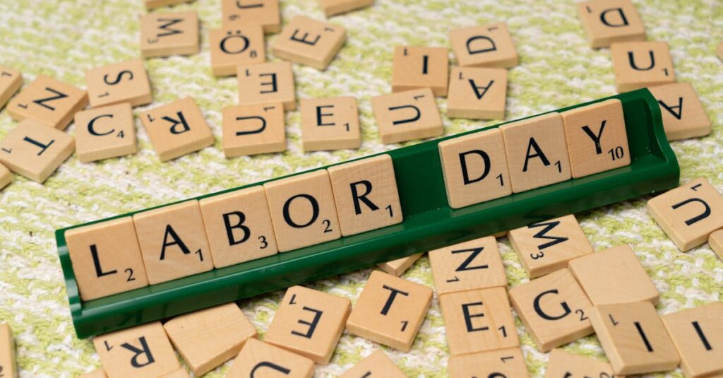 語彙力を使ったボードゲームを中高生と一緒に楽しむ家族の様子