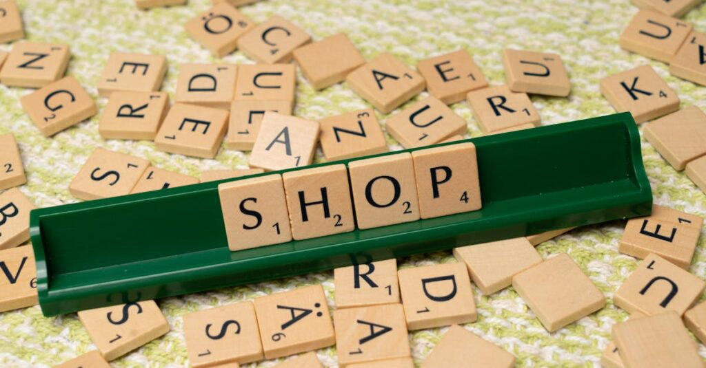 オンラインショップや店舗でボードゲームを選ぶ家族