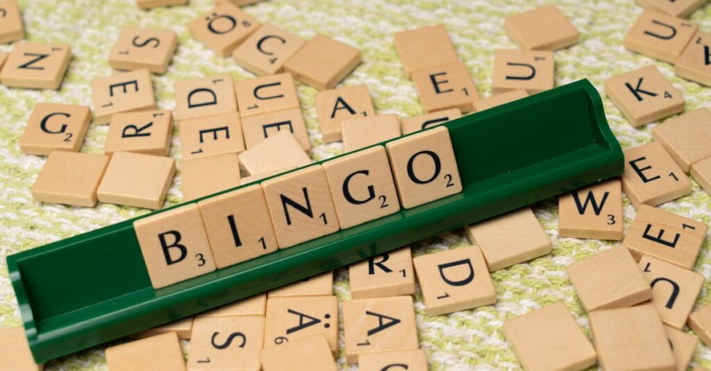 冬休みに家族でワードバスケットを楽しむシーン。子どもも大人も文字カードで競争。