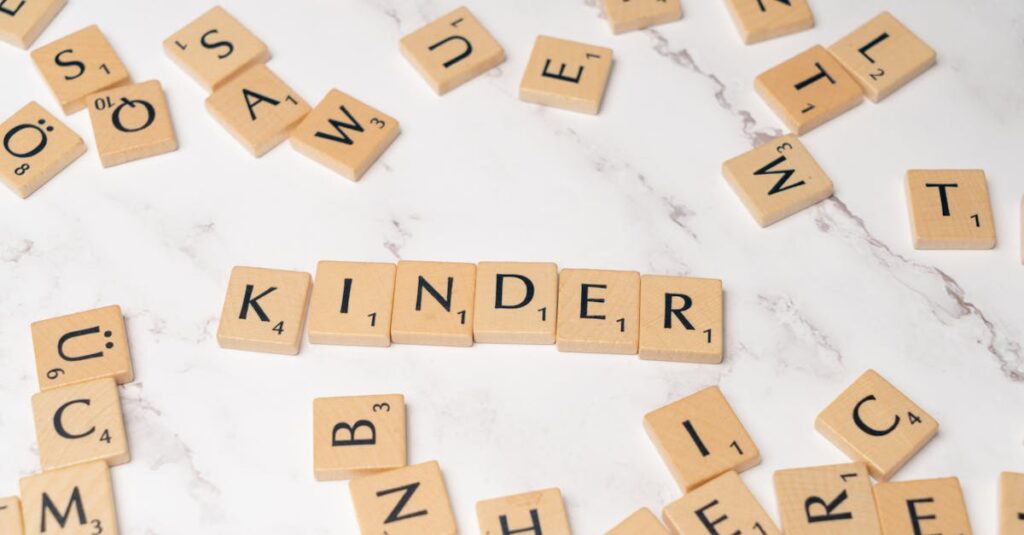 小学生が家族と一緒に真剣な顔でボードゲームに挑戦している様子