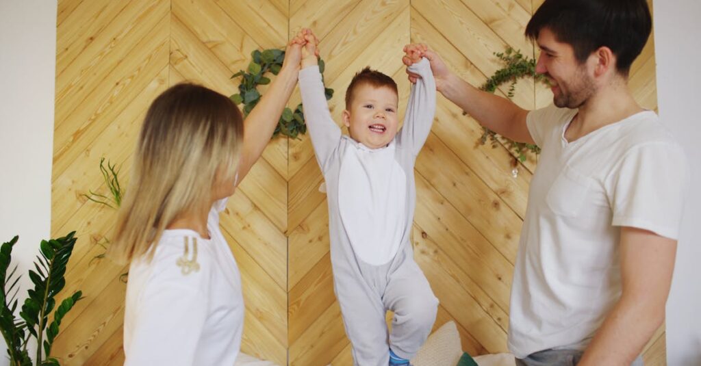 ナンジャモンジャで盛り上がる親子と小学生の女の子