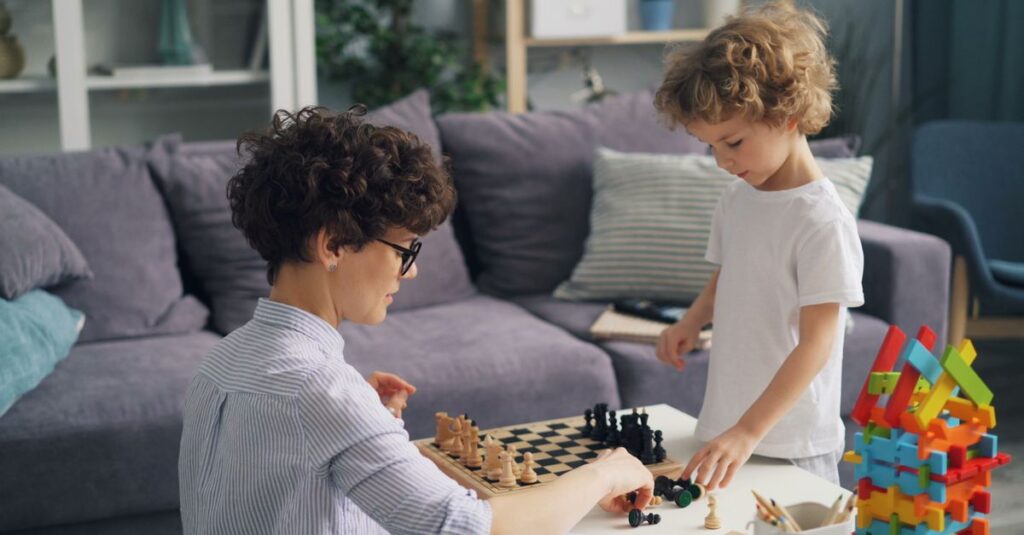 家庭で親子が知育ボードゲームを楽しみながら学びと育児を両立させている様子