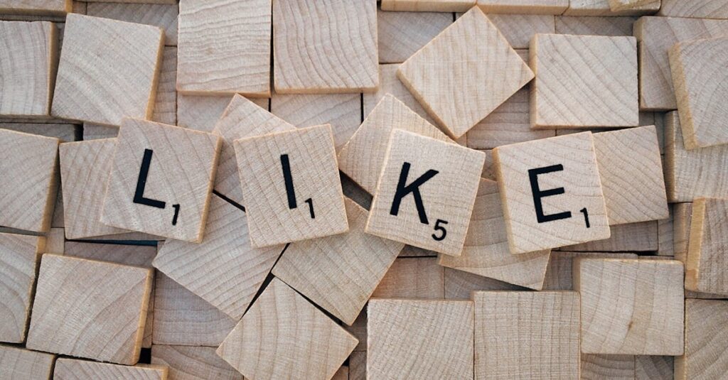 SNSで年末年始のボードゲーム体験をシェアする家族。笑顔の写真や動画投稿が話題に。