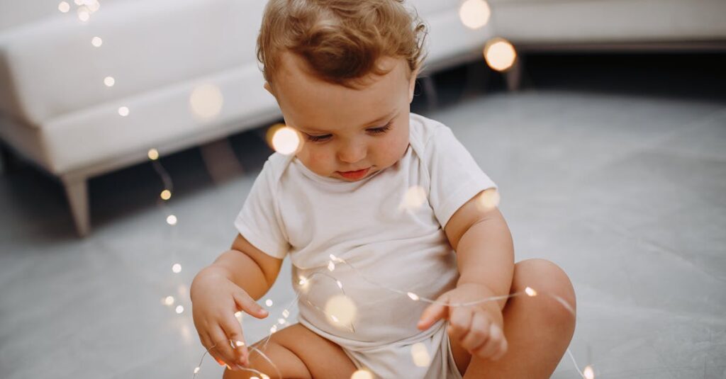 室内で家族が日常の中にゲームを取り入れている様子。リラックスした雰囲気の中、幼児と親が笑顔で遊ぶ姿が描かれている