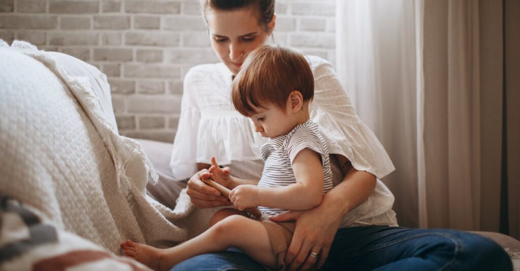 ブロックスを囲んで真剣な表情で戦略を練る家族の様子