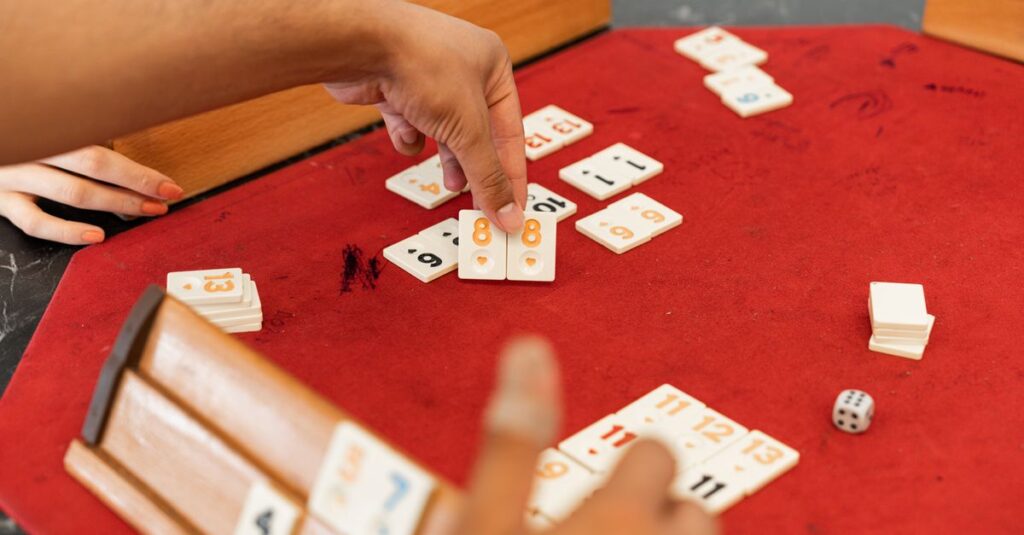 友人や家族とボードゲームを囲んで楽しんでいるシーン。ジャンルごとの多様なボードゲームが並ぶテーブル。