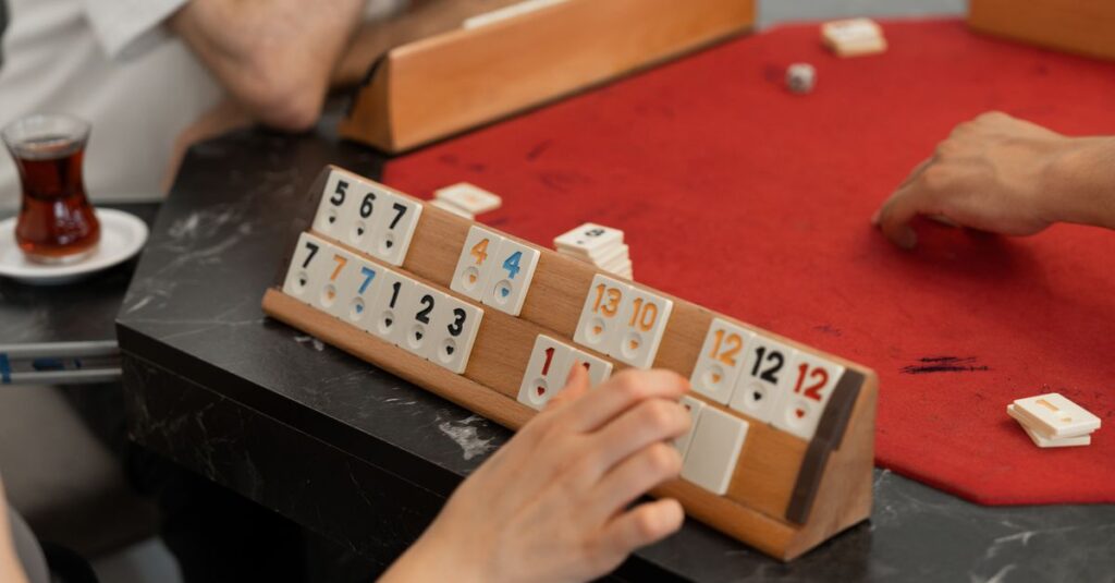 初心者が友達と楽しそうにボードゲームをプレイしている様子。笑顔とコミュニケーションが広がる温かなシーン。