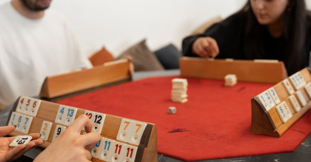 冬休みに家族で人生ゲームを楽しむシーン。笑顔でコマを進める様子。