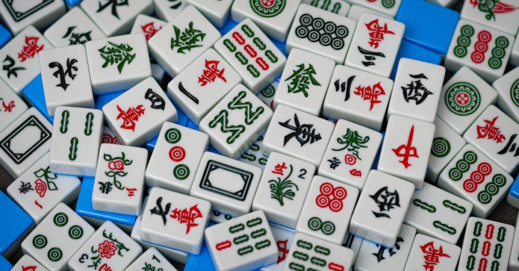 サイコロやルーレットなど運要素で盛り上がるボードゲームを楽しむ家族