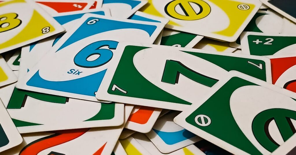 家族パーティで笑顔あふれるボードゲームの様子を描いたイラスト