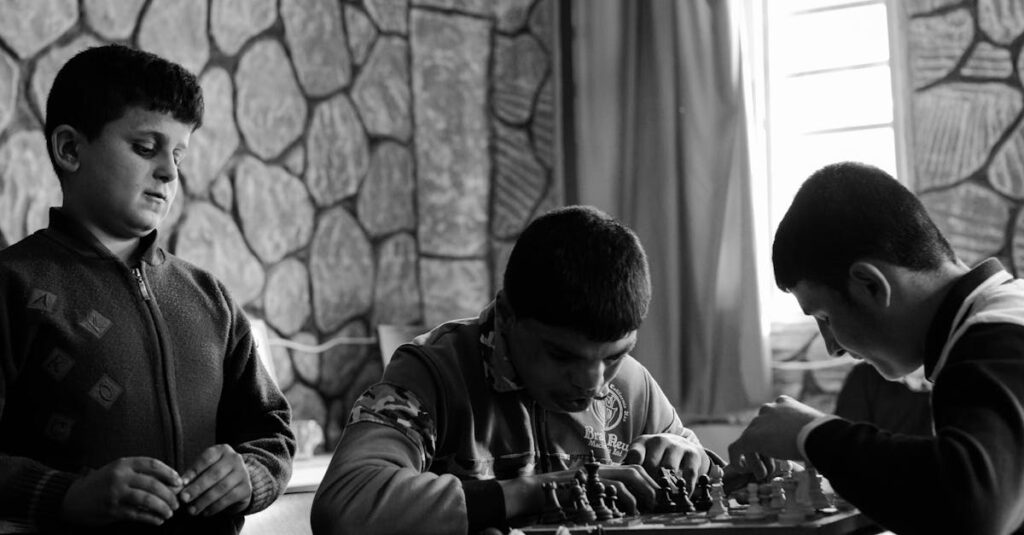 中高生が戦略を立てながら本格的なボードゲームに熱中している様子