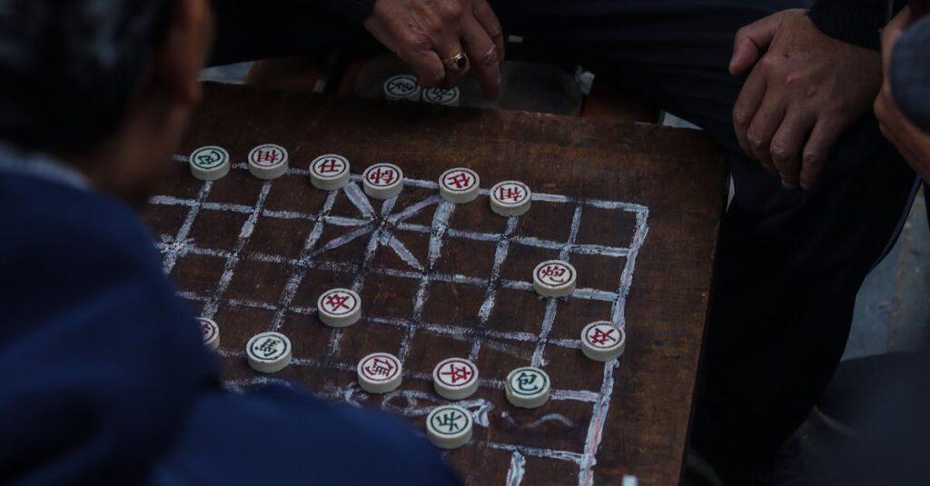 友人や家族とボードゲームを囲んで楽しんでいるシーン。ジャンルごとの多様なボードゲームが並ぶテーブル。