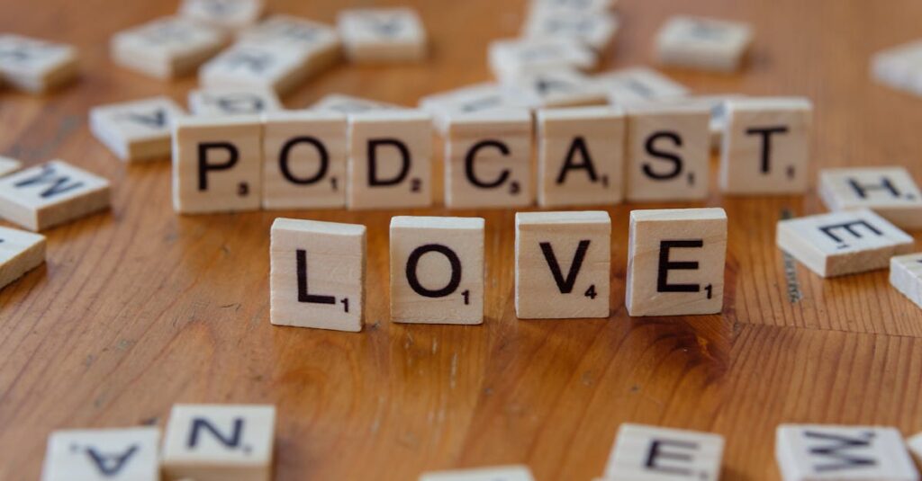 家族全員でボードゲームを楽しみ笑顔で過ごす夜。次の週末が楽しみになる家庭の団らん風景。