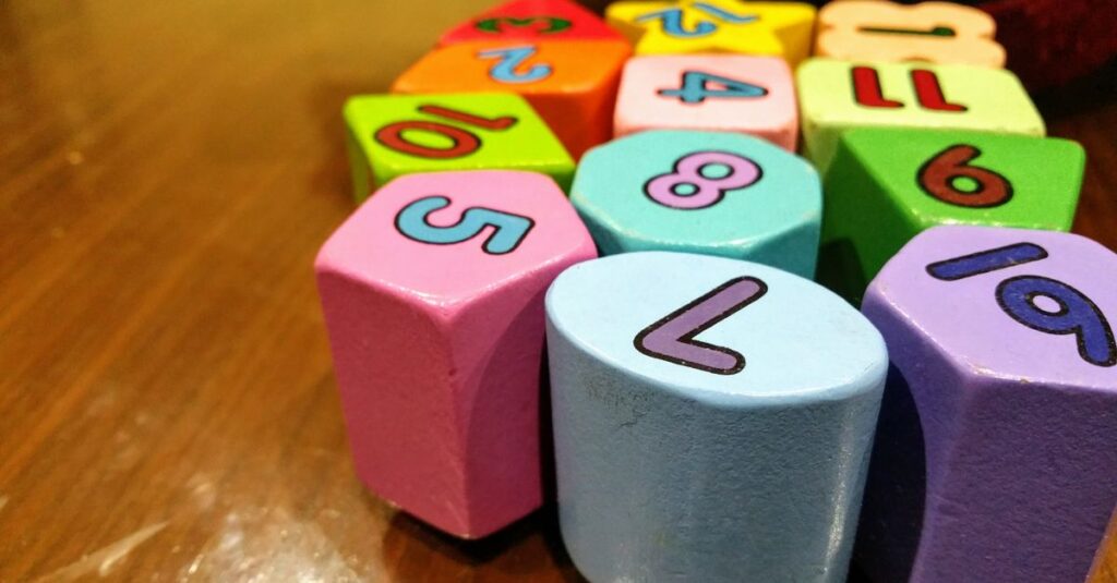 幼児向けのカラフルなボードゲームで遊ぶ親子の様子