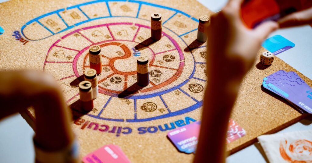家族みんなが笑顔で爆笑しながらボードゲームを楽しんでいる様子