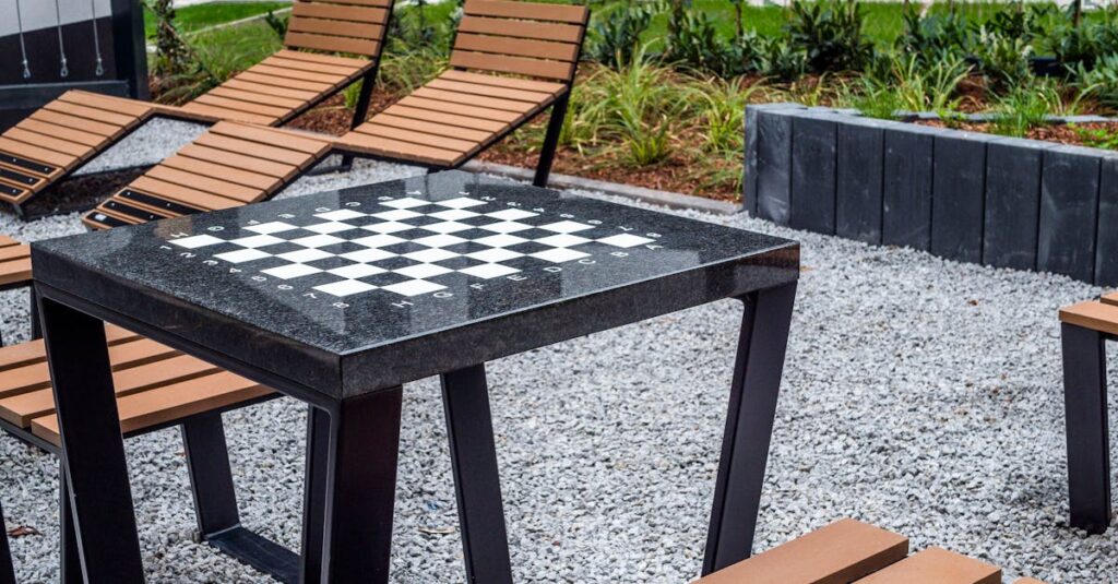 雨の日に家族が室内でボードゲームを囲んで楽しんでいる様子