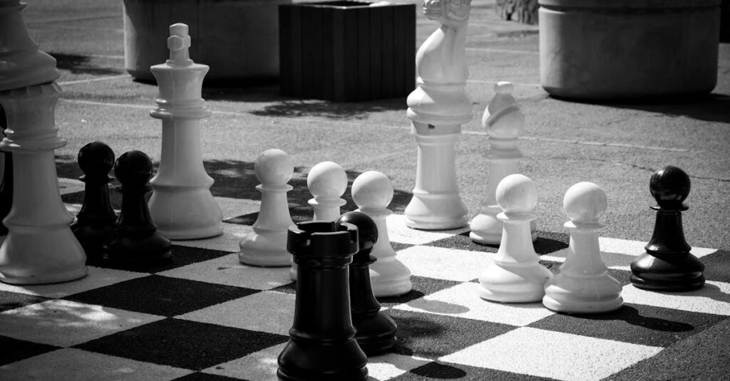 ボードゲームを選ぶ際、家族の年齢や人数を確認している様子。ゲームパッケージの裏面に注目している場面。