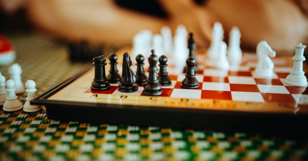 中高生と大人が戦略的なボードゲームで真剣勝負。知的な駆け引きが楽しい時間。