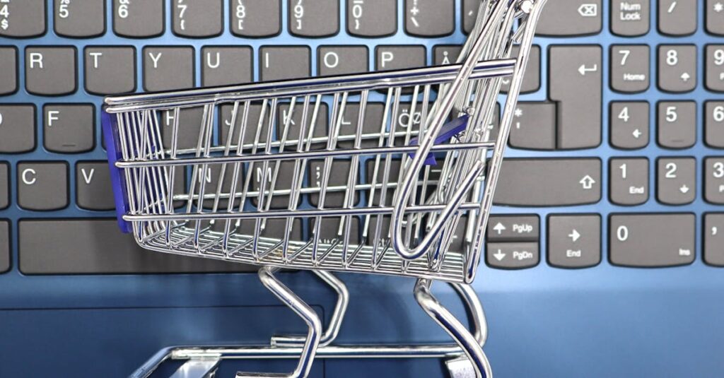 オンラインショップや店舗でボードゲームを選ぶ家族