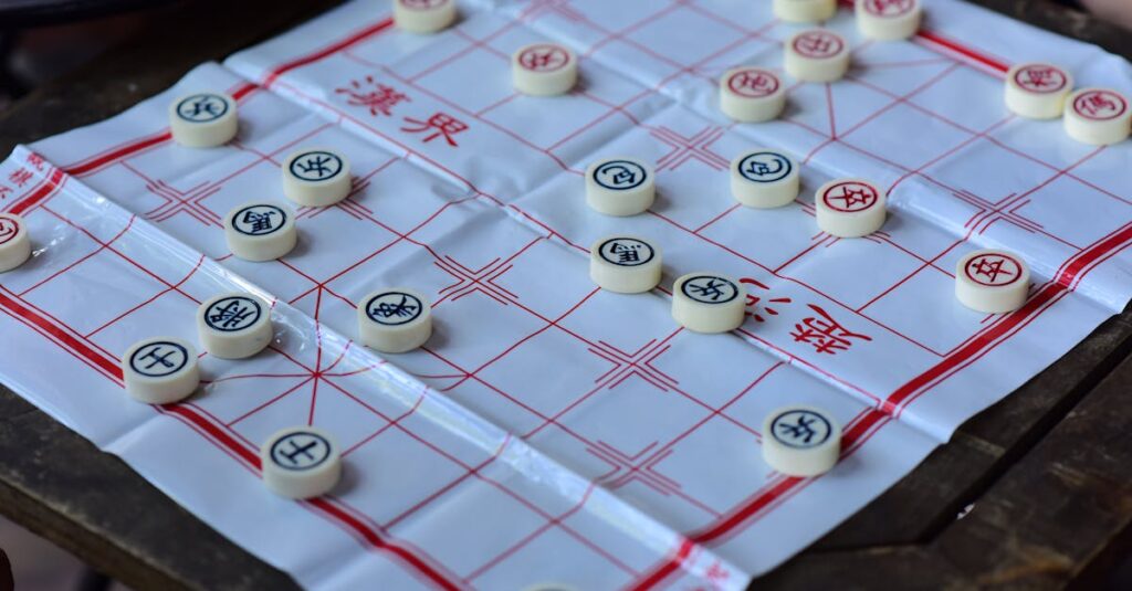 戦略的なボードゲームを家族でプレイする様子、笑顔と集中が交差する場面