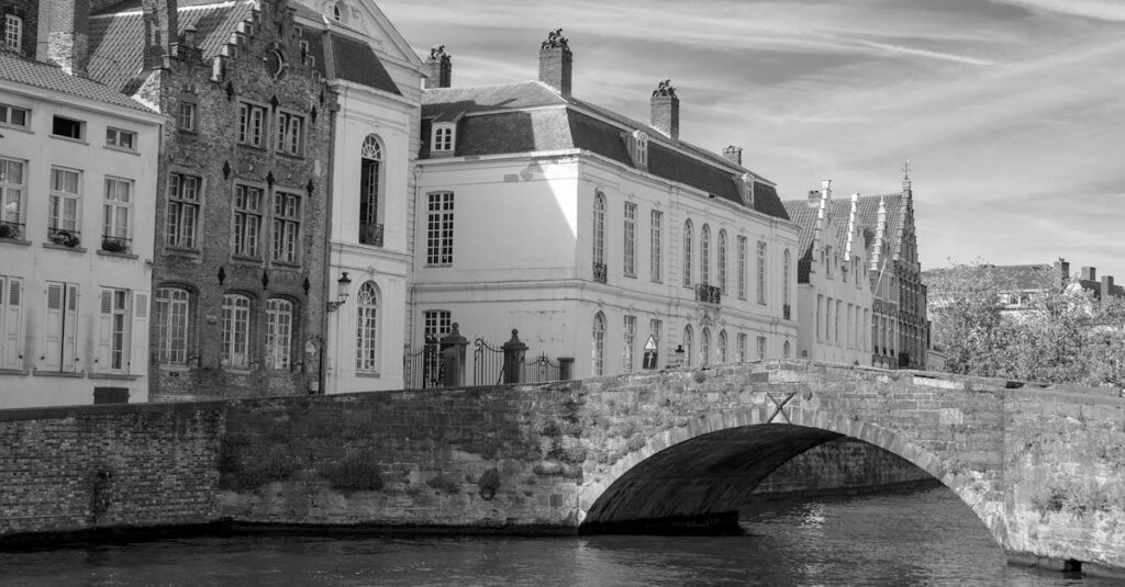 家族で使いやすく整理されたボードゲームの棚、収納ボックスやラベル付き