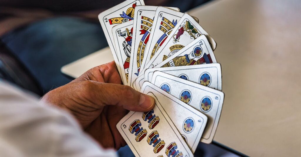 短時間で遊べるカードゲームを家族で楽しんでいる様子。テーブルの上にカードが広がり、笑顔で対話しながら遊ぶシーン。