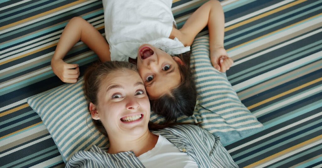 笑いが絶えないボードゲームを楽しむ家族。子どもと大人が一緒に盛り上がっている様子