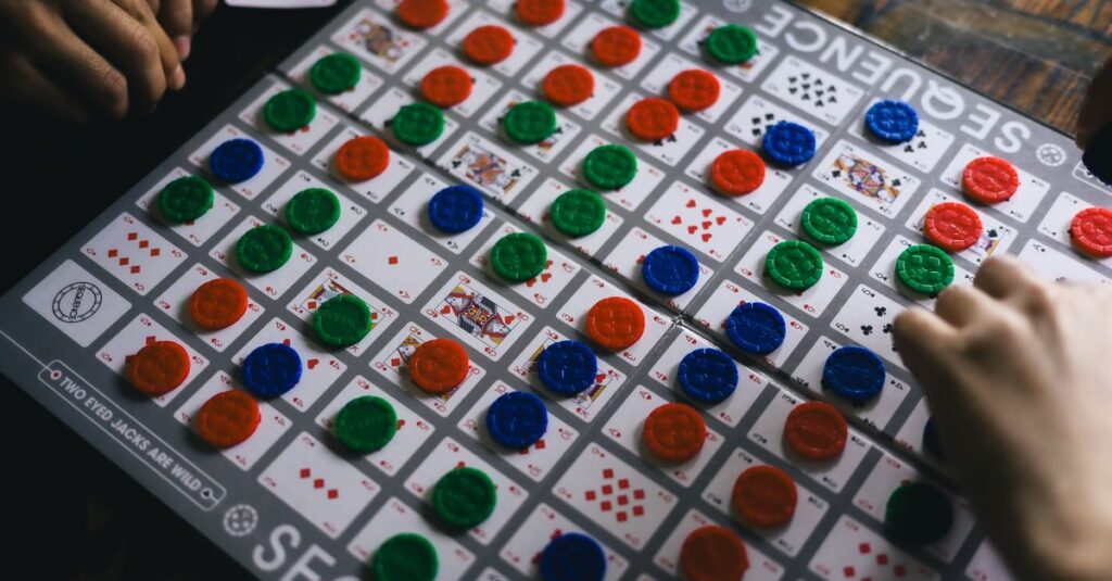 ルールが簡単でわかりやすいボードゲームを説明する父親と聞く子どもたち。