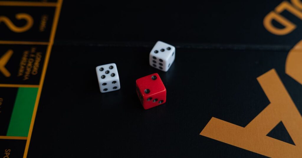 サイコロやルーレットなど運要素で盛り上がるボードゲームを楽しむ家族