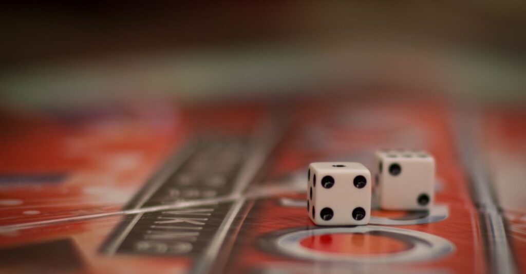 知育ボードゲームを選んでいる家族の様子。棚の前で悩みながら子どもの成長を考える親の姿。