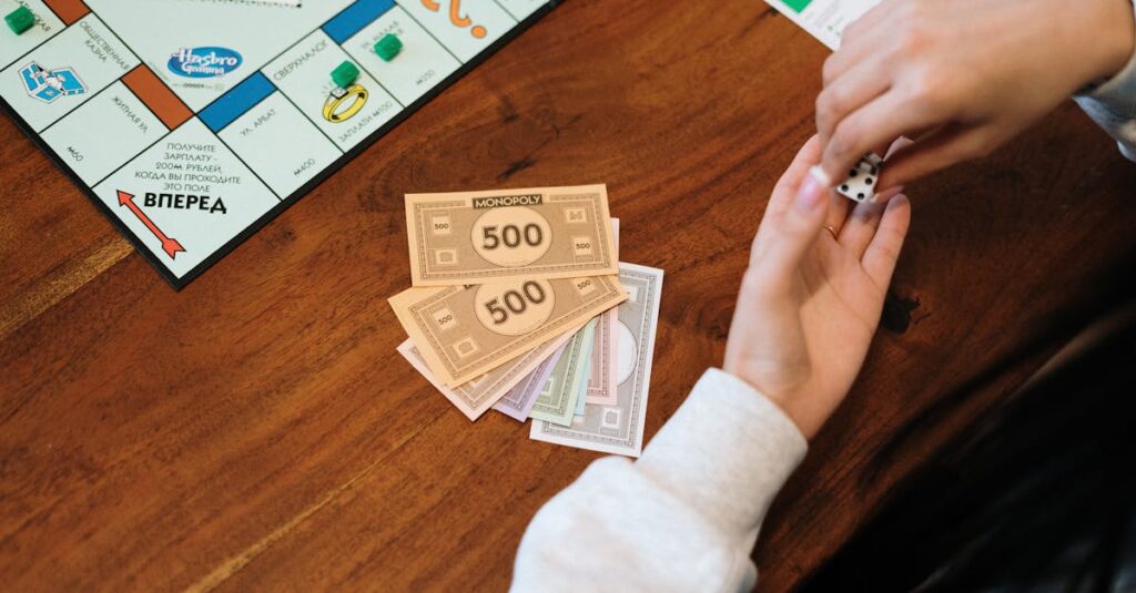 年齢別に分けられたボードゲームを手に取る親子