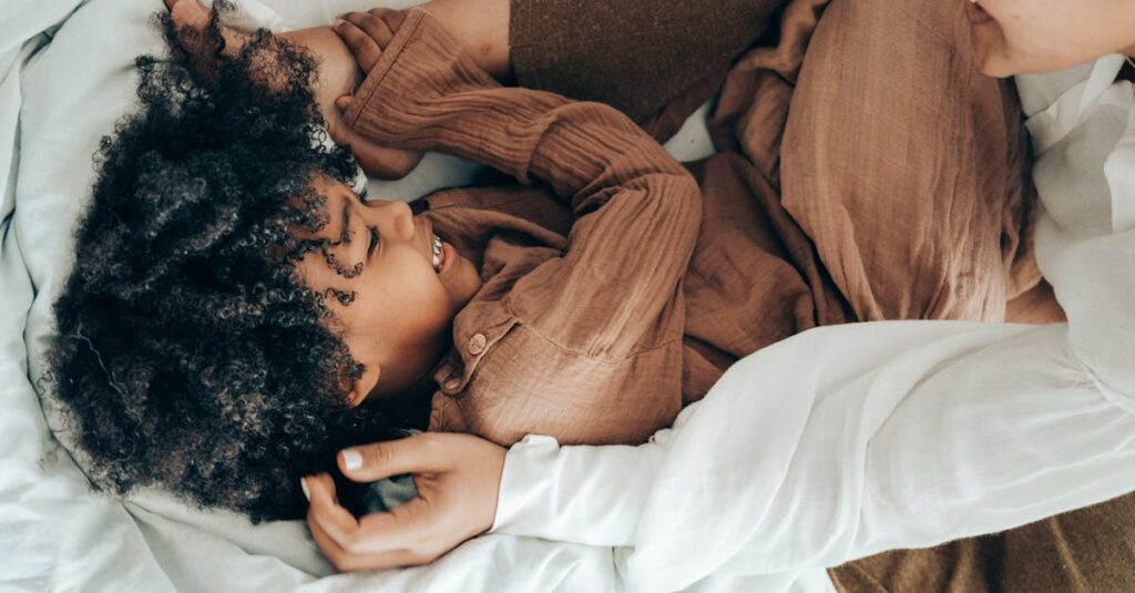 夏の朝、リビングで家族がライトなボードゲームを囲んで遊んでいる様子。ゆったりとした雰囲気で楽しい1日のスタート