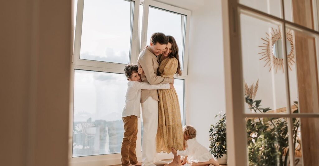 ボードゲームをしながら会話を楽しむ親子の笑顔。自然なコミュニケーションが生まれる瞬間。