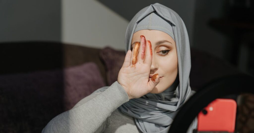 家族がボードゲームのルールを動画で確認しながら楽しむ様子。初心者も理解しやすく盛り上がる光景。